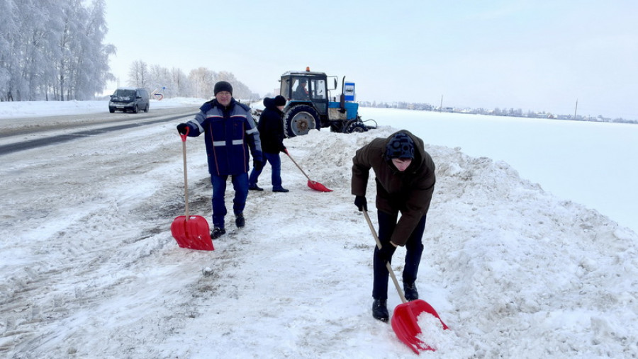 Уборка снегу з аўтобусных прыпынкаў